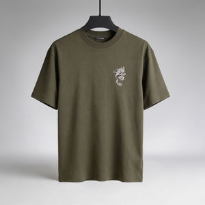 เสื้อยืดพิมพ์ลายผู้ชายสีเขียวมะกอก ทรงหลวม น้ำหนัก 180 GSM ผ้าฝ้าย 100% พิมพ์ลายยางแบบกำหนดเองความหนาแน่นสูง - Product Image 1