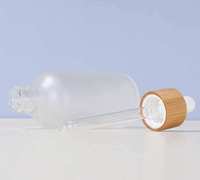 Vente en gros de flacons d'huile capillaire cosmétique essentielle de 5 ml à 100 ml, flacon compte-gouttes en verre givré de 30 ml avec bouchon en bambou
