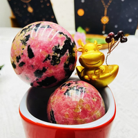 Vente en gros de sphères de cristal de rhodonite rose et noire polies naturelles pour la guérison, la décoration et les cadeaux