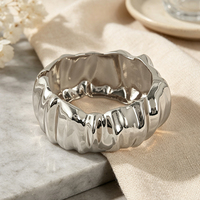 Bracelet manchette large en alliage de zinc plaqué or, jonc ouvert minimaliste, finition polie, bijou épais et imposant, vente en gros pour femmes