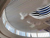 Plafond en tube carré incurvé en aluminium ondulé pour la conception d'intérieur commercial moderne, plafond à lamelles ondulées en aluminium