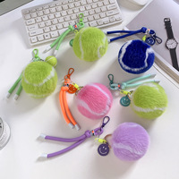 Porte-clés de tennis en forme de balle de tennis, avec pompons moelleux en fausse fourrure douce et corde tressée sportive, breloque pour sac et sac à dos