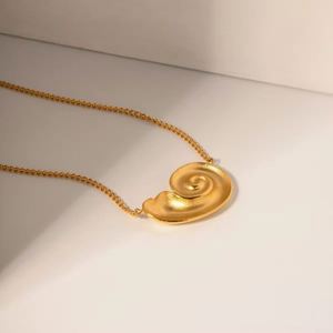 Collier en or 18 carats fait à la main pour femmes Collier pendentif en forme de cercle en forme de conque en acier inoxydable de haute qualité - Product Image 3