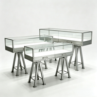 Vitrines de présentation de bijoux de style industriel sur mesure, îlots de présentation centralisés pour montres de mode, et vitrines en fer forgé