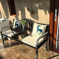 Banc de jardin robuste noir 3 places avec table pliante, dossier et accoudoirs pour parc, plage, piscine, jardin et extérieur