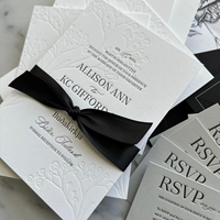 Suite d'invitations de mariage classiques de luxe noir et blanc, papier cartonné, enveloppe noire, ruban en satin, impression florale en relief, impression personnalisée