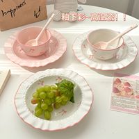 Service de vaisselle en porcelaine rose motif cœur et nœud papillon, mignon et kawaii, émaillé sous glaçure, assiettes et bols portables pour la maison et la restauration