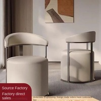 Chaise en métal de style italien moderne et luxueux avec dossier rembourré pour salon, salle à manger, bureau ou dressing