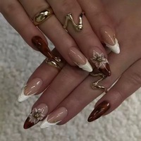 Faux ongles à presser en amande avec motif écaille de tortue ambrée, bout français blanc et accents floraux 3D, couleur nude pour femmes