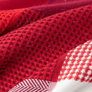 Manta de Jacquard Personalizada con Diseño de Patchwork, Manta Ligera y Transpirable con Tejido Waffle a Cuadros Rojos y Blancos para Viaje - Product Image 2