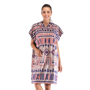 Asciugamano <span class=keywords><strong>poncho</strong></span> con cappuccio da surf con stampa logo personalizzata con stampa digitale a secco da spiaggia con stampa digitale all'ingrosso con tasca - Product Image 3