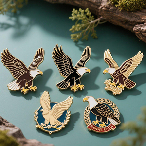 LOW-MOQ personnalisé aigle volant propagation-ailes Badge doux émail métal épinglette Vintage européen aigle Look hommes costume accessoire épingles - Product Image 1