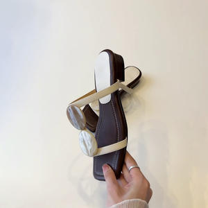 Sandales plates élégantes en cuir véritable, style romain, à bout carré ouvert, à talon bas, respirantes, de petite taille, style français - Product Image 4