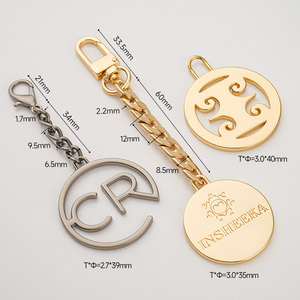 Cá Nhân Thiết Kế Sang Trọng Túi Charms Khắc Hollow Logo Treo Túi Xách Thẻ Kim Loại Mạ Vàng Vòng Kim Loại Vòng Chìa Khóa Cho Túi - Product Image 4