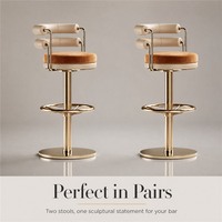 Tabouret de bar de luxe avec assise en velours caramel, dossier en cuir crème, base sur roulettes dorée, chaise de comptoir pour la maison et l'hôtel