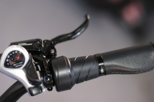 Bicicleta Eléctrica de Montaña con Cuadro de Aleación de Magnesio, Motor sin Escobillas de 2000W, Luces Ambientales Ajustables - Product Image 4