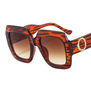 Occhiali da Sole <span class=keywords><strong>Vintage</strong></span> Oversize Quadrati con Gradiente Verde per Donne, Nuova Moda di Marca con Montatura in Lega e Aste Circolari, Protezione UV400 - Product Image 2