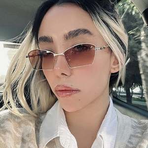 Gafas de Sol Cuadradas de Metal Retro de Moda 2025 con Logotipo Personalizado, Gafas de Sol de Aleación con Forma de Abanico y Protección UV400 para Mujer - Product Image 1