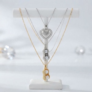 Collana con Ciondolo a Forma di Arachide Placcato Oro, con Scanalature a Conchiglia Aperta, Incastonato con Zirconi Radianti e Perle, per la Persona Amata - Product Image 2