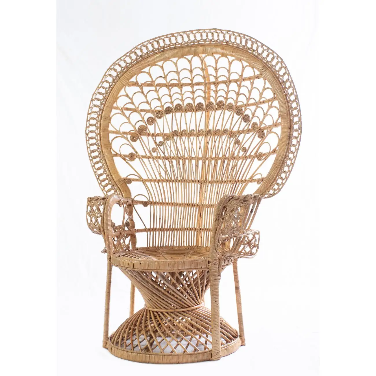 كرسي حديقة دائري بتصميم ملكي مزخرف, كرسي فندق ، مصنوع من إطار من خشب الراتان ونسيج أساسي من الخيزران ، تصميم فخم وأنيق