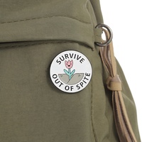 "Survive Out of Spite" Épingle en émail inspirante-Épingle de collier à slogan avec lettres Cadeau de bijoux de mode pour les enfants et les amis