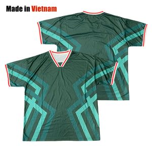เสื้อฟุตบอลพิมพ์ลายเรขาคณิตสีเขียวสไตล์เรโทรแบบกำหนดเอง แห้งเร็ว ระบายอากาศได้ดี เสื้อผ้าสตรีทแวร์สำหรับกีฬาฟุตบอล - Product Image 1