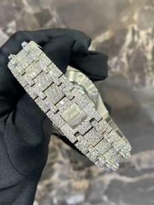 Montre élégante et moderne en quartz avec des pierres de moissanite étincelantes pour une beauté et une précision de qualité supérieure - Product Image 4