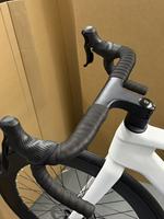Vélo de route en carbone 700C, cadre en fibre de carbone, vélo de course avec freins à disque hydrauliques 16 vitesses, fourche et jantes en aluminium ultra-légères