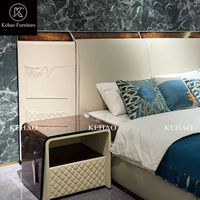 Lit de luxe moderne en cuir avec tête de lit décorée en placage de bois, taille King Size, pour chambre à coucher de villa ou d'hôtel