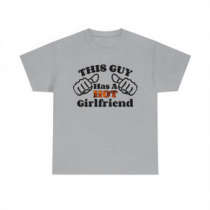 Camiseta con la frase "Este chico tiene una novia guapa", regalo divertido de aniversario para novio, camiseta para el Día de San Valentín - Product Image 3