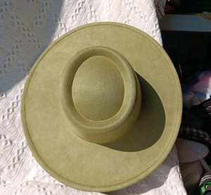 Sombreros Fedora de Gamuza en Colores Personalizados 2024 para Mujer, Copa Redonda, Ala de 9.5 Pulgadas, MOQ 40 Piezas por Color - Product Image 6