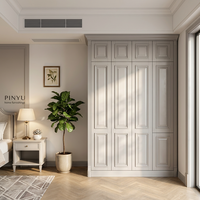 Armoire intégrée pleine hauteur multi-portes avec moulures encastrées pour la rénovation complète de villa, meuble de rangement en bois