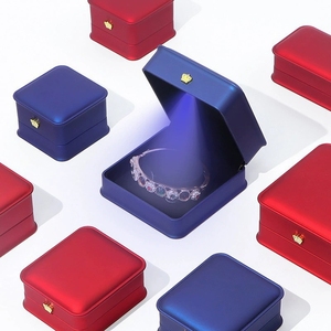 Boîte de rangement à bijoux rectangulaire bleue personnalisée EVERWIN avec couvercle, design élégant et solide pour l'affichage de bagues, colliers et bracelets - Product Image 2