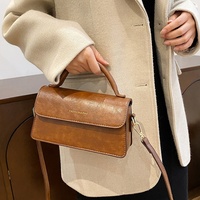 2025 Otoño Invierno nuevo bolso cruzado de moda para personas mayores con sensibilidad Retro solo hombro pequeño forro de poliéster de cuero cuadrado
