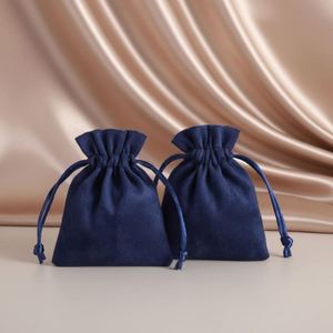 Sac à bijoux en tissu velours - Matériau recyclable - Design imprimé à l'écran - Pochette cadeau et sac gourde pour le rangement de bijoux et de montres - Product Image 1