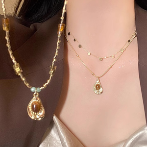 Collier chaîne en or de style vintage ; collier avec pierre précieuse en forme de cœur scintillante - Product Image 1