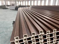 Panneaux muraux en PVC WPC à grain de bois légers et polyvalents en gros / Panneaux muraux cannelés WPC / Panneaux muraux décoratifs WPC