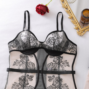 Nuovo Set Lingerie Donna 2026: Corsetto in Pizzo Ricamato Rosa Rossa, Rete Trasparente, 3 Pezzi con Reggicalze, Perizoma e Calze - Product Image 2
