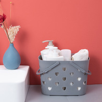 Panier de rangement en plastique en forme de cœur à main Panier de lavage de bain creux pour petits espaces