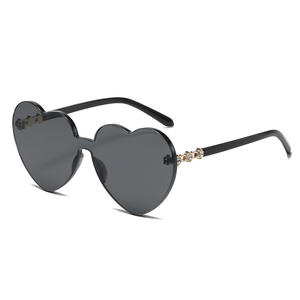 Lunettes de soleil en forme de cœur, monture noire, verres PC UV400, tendance pour les fêtes et les spectacles sur scène - Product Image 1