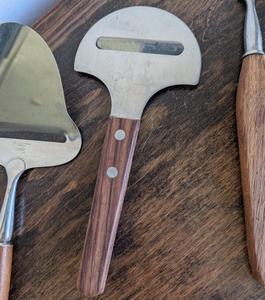 Trancheurs <span class=keywords><strong>à</strong></span> <span class=keywords><strong>fromage</strong></span> modernes du milieu du siècle avec manche en bois, couteau <span class=keywords><strong>à</strong></span> <span class=keywords><strong>fromage</strong></span> <span class=keywords><strong>de</strong></span> luxe, trancheuse <span class=keywords><strong>à</strong></span> <span class=keywords><strong>fromage</strong></span> en bois, <span class=keywords><strong>râpe</strong></span> <span class=keywords><strong>à</strong></span> <span class=keywords><strong>fromage</strong></span> industrielle - Product Image 4
