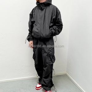 Ensemble coupe-vent personnalisé : Blousons zippés oversize en nylon et pantalons cargo en nylon, ensemble de survêtement coupe-vent uni pour homme - Product Image 3