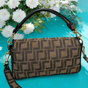 Elaborado con material textil de primera calidad, este bolso de mujer presenta un clásico estampado floral, perfecto para reuniones sociales. - Product Image 5