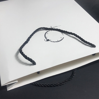 Sac de luxe classique en papier d'art pour emballage cadeau, avec poignées en ruban, logo personnalisé, marquage à chaud, recyclable, taille personnalisée, CMYK