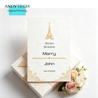 Carte d'invitation personnalisée en carton imprimée numériquement pour mariage avec enveloppes, cartes RSVP et possibilité de pelliculage.