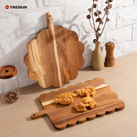Houten snijplank met decoratieve gegolfde vorm van acaciahout, geschikt voor charcuterie, keukendecoratie, kaas, vlees, fruit en brood.