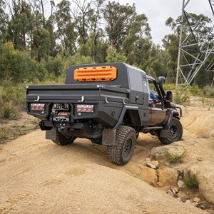 2025 Rv Truck Camper Caja de herramientas de aluminio Cuerpo de toldo montado en chasis con cajas para perros - Product Image 4