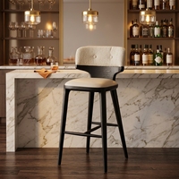 Tabouret de bar moderne en tissu léger rembourré, avec dossier incurvé et structure en bois massif