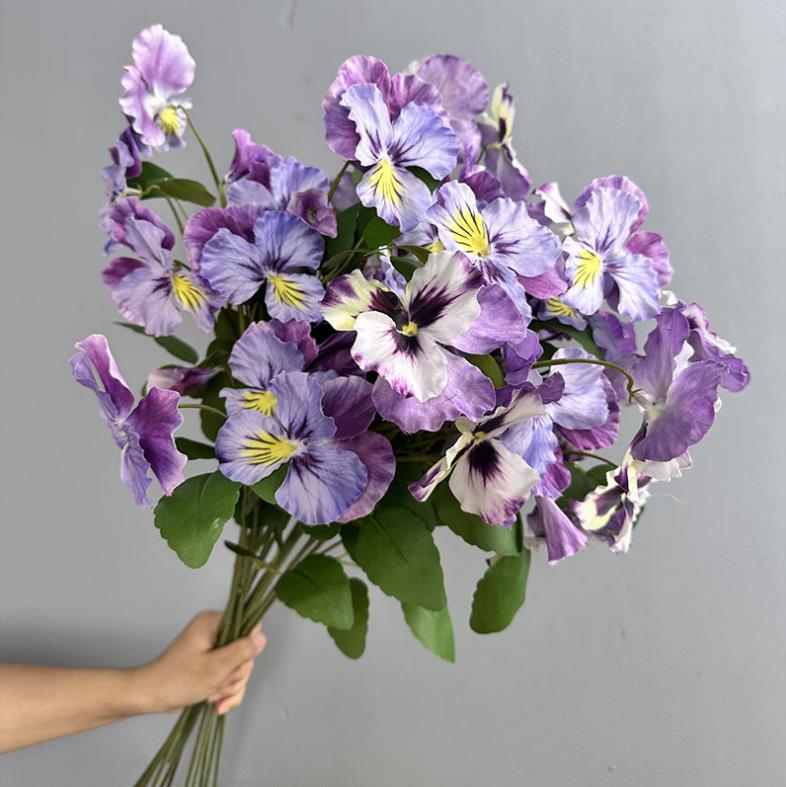 Fiori Artificiali Decorativi Luminosi in Un Canestro Tessuto Per Il Vostro Desktop Fotografia