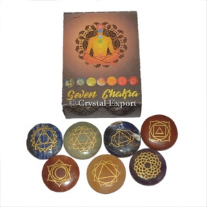 Ensemble de 7 pierres précieuses sculptées Chakra Agate vieillie Style amour pierre gravée avec boîte-cadeau de Crystal Export - Product Image 1